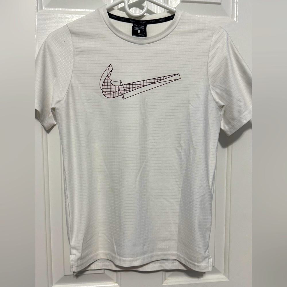 White with red swoosh, polyester Nike block-textured shirt in size youth large